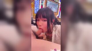 em nhân viên karaoke nhiệt tình giúp khách xả