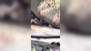 Cặp đôi tranh thủ chịch nhau trong hang đá khi đi phượt 2