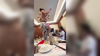 Tất niên cuối năm mà anh em chơi lớn gọi các em cởi đồ múa lửa trên bàn nhậu