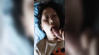 Dụ được em họ đang xem sex rồi bắt bú