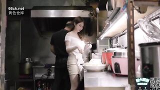 Chủ quán ngọt nước khiến bếp trưởng mất kiểm soát cơn nứng
