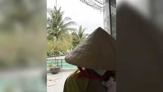 Gái miền tây ko mặc nội y nhảy trước nhà