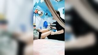 Liếm đùi chị gái