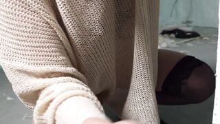 E teen Trung Quốc dâm đãng lén lút show hàng móc lồn public trước hành lang chung cư