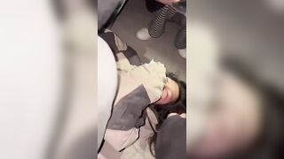 Tội em gái bị đám súc vật cùng lớp đánh lột quần áo giữa đường