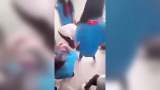 Bạo lực học đường lột đồ