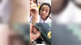 Học sinh trêu đùa con cặc