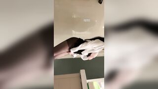 em nvvp vú to nứng quá vào nhag vệ sinh thủ dâm trong giờ làm việc