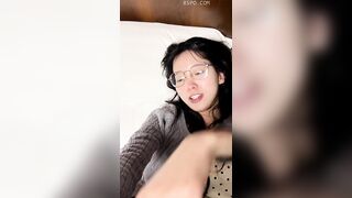 Bạn trai đút dương vật cho cô gái đeo kính bú