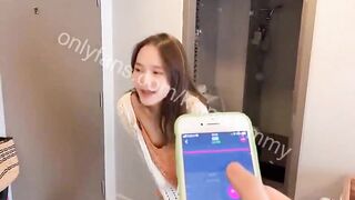 Nhét máy rung vào lồn người yêu rồi đi dao khắp phố dâm đãng kích thích