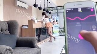 Nhét máy rung vào lồn người yêu rồi đi dao khắp phố dâm đãng kích thích