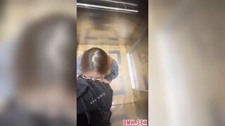 Em nhân viên kính cận văn phòng địt nhau public trong thang máy chung cư rên từ tầng