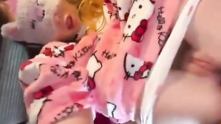 A trai móc lồn bé e họ loli đag ngủ chảy nước xong đút cu vào nong lỗ đít em