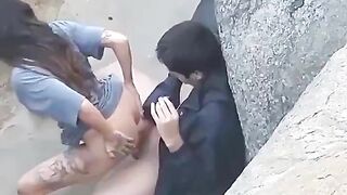 Quay lén cặp đôi đi tắm biển lén trốn ra bãi đá để đụ nhau public
