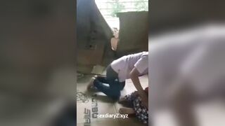 2 em học sinh mới lớn rủ nhau trốn học ra nhà hoang để đụ nhau