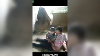 2 em học sinh mới lớn rủ nhau trốn học ra nhà hoang để đụ nhau