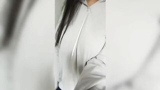 E teen xinh đẹp với bầu vú bự cực đẹp k mặc áo lót đi trên đường,nó cứ nảy tưng tưng