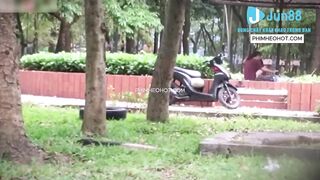 Quay lén chuyện tình công viên của ô chú trốn vợ và cô người tình trẻ