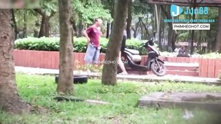 Quay lén chuyện tình công viên của ô chú trốn vợ và cô người tình trẻ