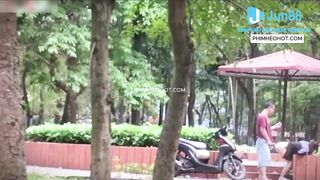 Quay lén chuyện tình công viên của ô chú trốn vợ và cô người tình trẻ