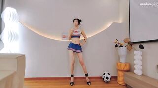 Nữ cầu thủ bóng đá lolita xinh đẹp thân hình mảnh khảnh và cái lồn múp dâm đãng