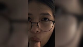 Bé e họ kính cận yêu thích khoái chí khi đc hôn và bú cặc a trai