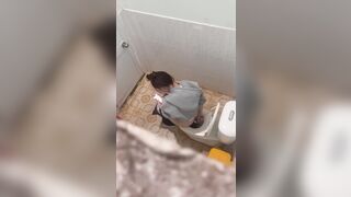 Quay lén em gái dâm trong nhà vệ sinh
