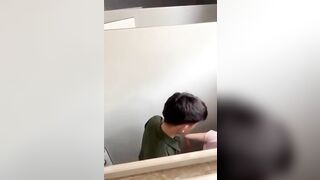 Quay lén cặp đôi đụ trong wc công cộng