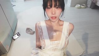 Cuối clip mới sốc - Em gái xinh vú bự vừa rên vừa nhổ nước bọt đầy ngực