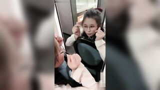 ĐỊT EM HỌC SINH ĐEO KÍNH TRƯỚC GƯƠNG