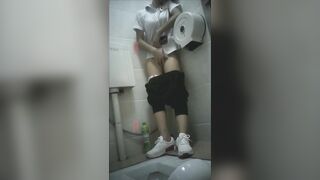 Em gái sinh viên nứng lồn lẻn vào toilet móc bím phê chảy nước
