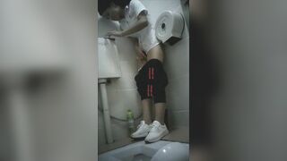 Em gái sinh viên nứng lồn lẻn vào toilet móc bím phê chảy nước