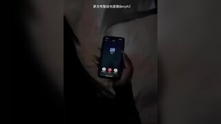 Vừa nghe điện thoại vừa địt nhau với trai dâm đãng kích thích