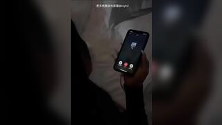 Vừa nghe điện thoại vừa địt nhau với trai dâm đãng kích thích