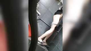 Quay lén chị gái mặt xinh vô tư đái thật dễ thương