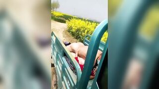 2 ông bà tuy có tuổi nhưng sung sức lắm, con cháu còn phải theo dài dài