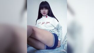 Em gái 2k10 mặt ngay thơ móc lồn tự sướng