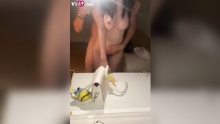 Bé sinh viên chân dài vú to hồng hào chịch trước gương mà anh cứ bật đèn quay phim