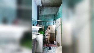 Quay lén mợ mình đi tắm