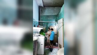 Quay lén mợ mình đi tắm