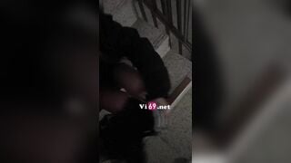 Clip Sex Bé nữ sinh kính cận lén lút móc cua em ở hành lang trường trong giờ thể dục