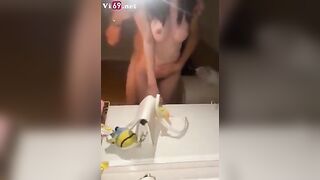 Bé Sinh viên chân dài vú hồng doggy đứng