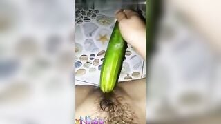 Em Gái Vào Nhà Tắm Thủ Dâm Vừa Trò Chuyện Với Mẹ