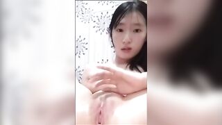 Em học sinh 2k8 vú to lồn đẹp lên cơn nứng thèm cặc nên ngồi móc lồn cho khỏi thèm