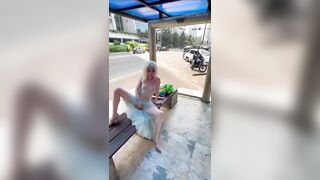 Cô gái thủ dâm nơi công cộng 3