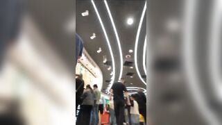 Quay lén cô gái không mặc quần lót đi chơi với người yêu