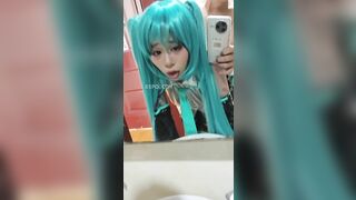 Cosplay Miku dâm dật trợn mắt rên sướng khi bị nện lút lồn