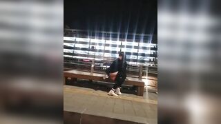 Cô gái thủ dâm nơi công viên