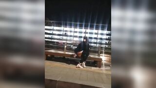Cô gái thủ dâm nơi công viên