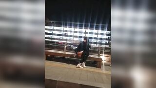 Cô gái thủ dâm nơi công viên